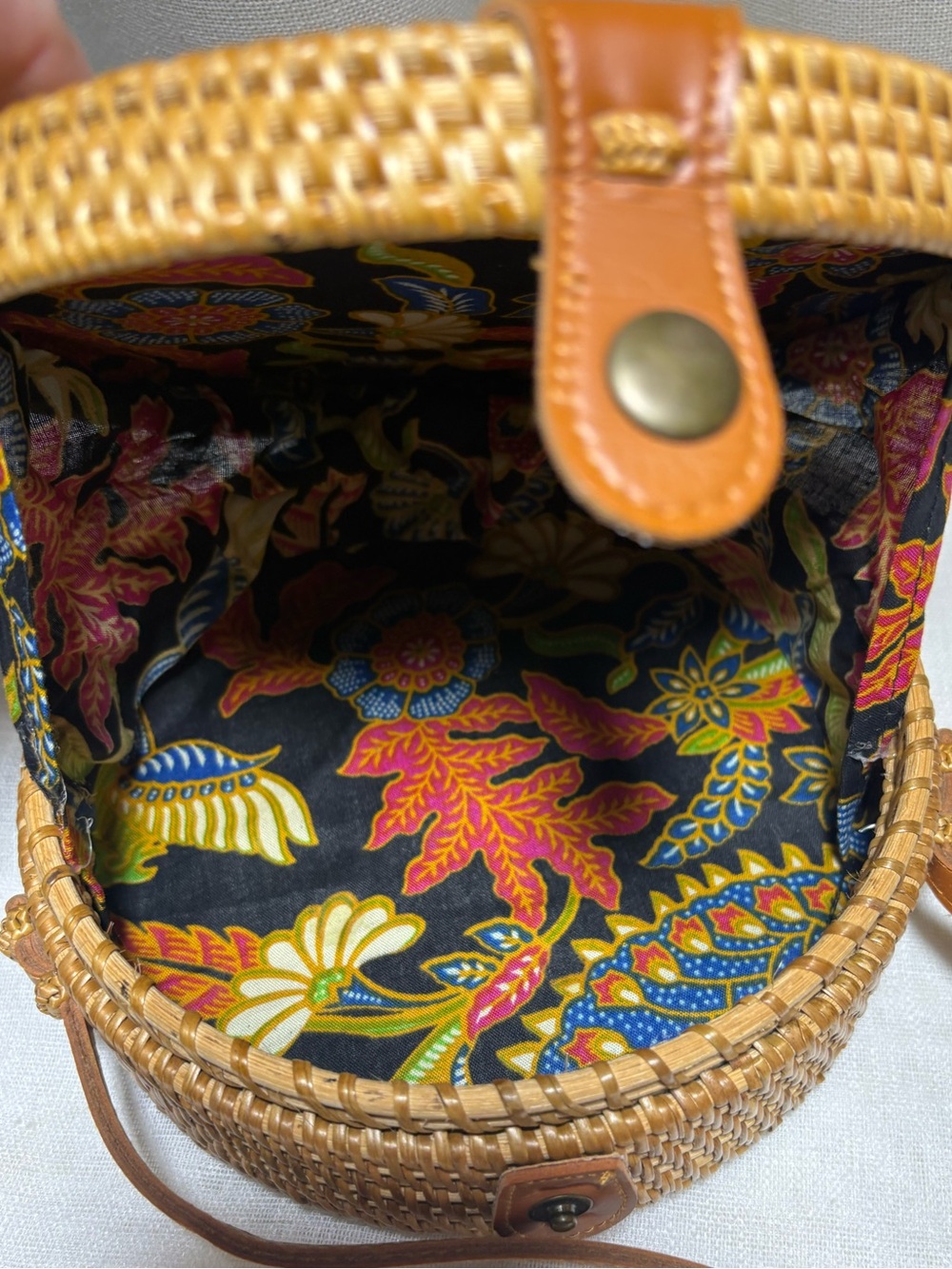 Handwoven Round Rattan Crossbody Bag Floral Fabric Inside Coastal Resortwear - Picture 3 of 8